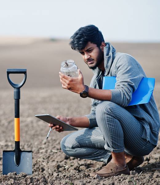 agronomist-inspecting-the-site-01